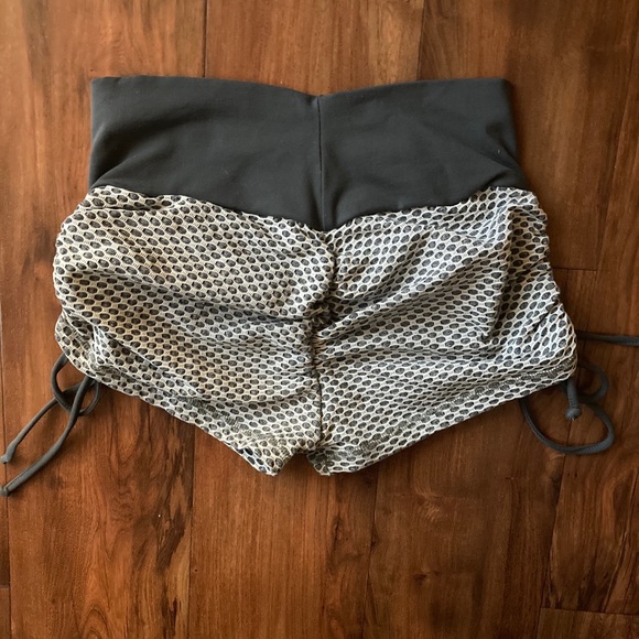 CLS sportswear scrunch shorts - Picture 4 of 4